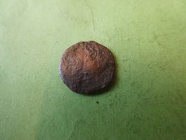 uralte Bronzemünze    15 mm     0.94 g