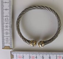 Modischer Armreif, Stahl mit Gold und Strass.