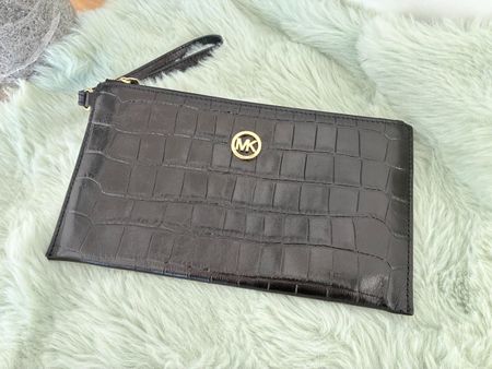 Michael Kors Wristlet-Clutch aus schwarzem Leder mit Krokopr