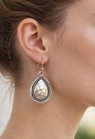 Orecchini pendenti in metallo color argento martellata
