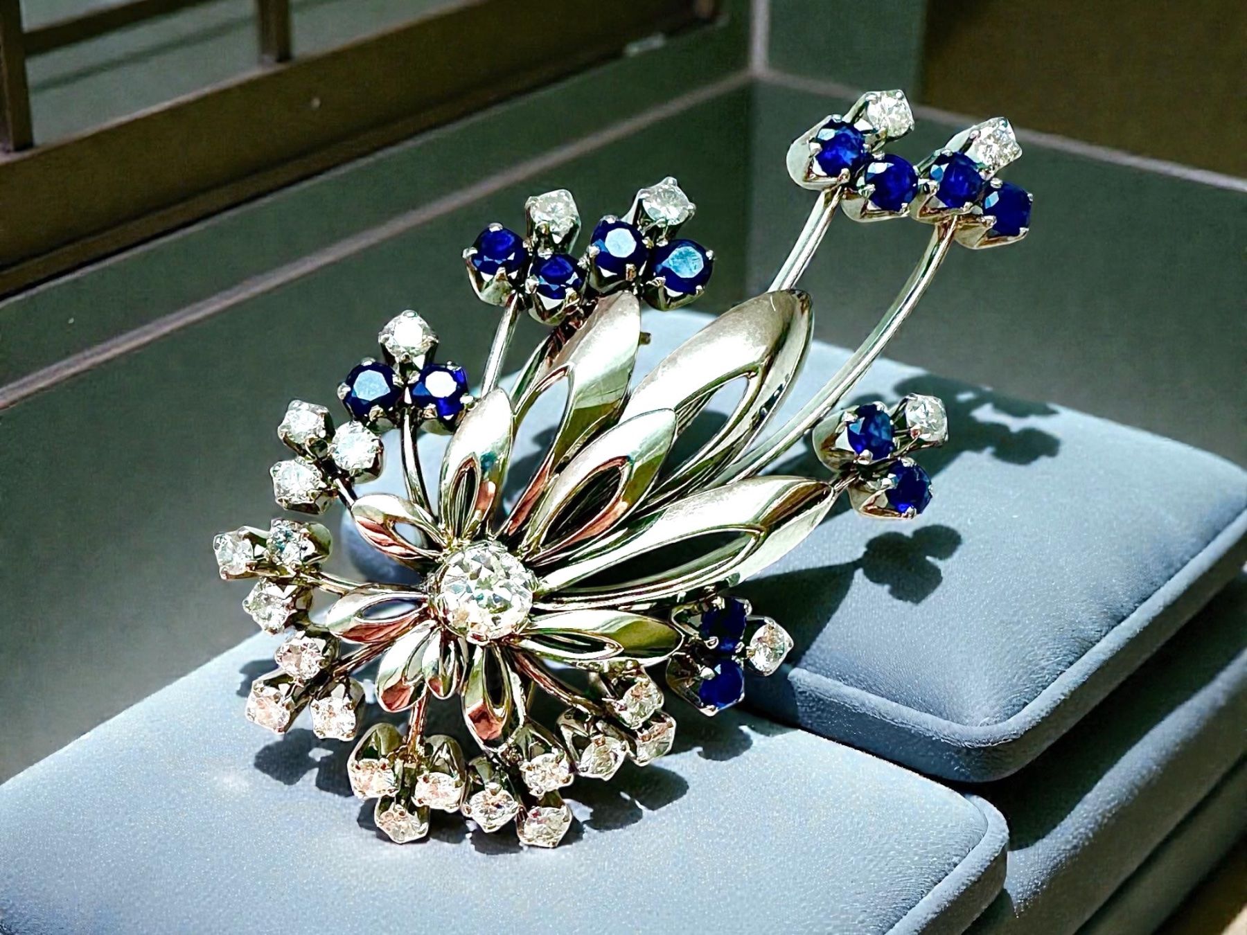 Spille & Fermagli: Saphir - Diamanten - Brosche, Wien um 1960 – Usato da Zuzwil SG venduto da artimmo