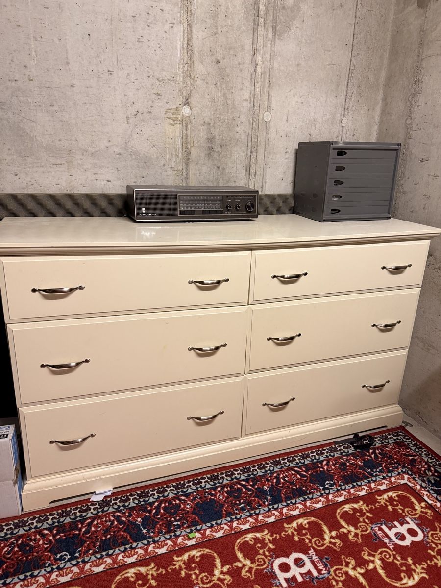 Cassettiere: Grosse Kommode / Sideboard mit 6 Schubladen – Cremeweiss – Usato da Hausen am Albis venduto da Charlie-Harper