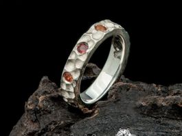 Struktur Ring in Silber mit 8 fancy Safir, Unikat