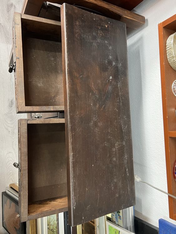 Antiker Holzschrank mit Schnitzereien 2