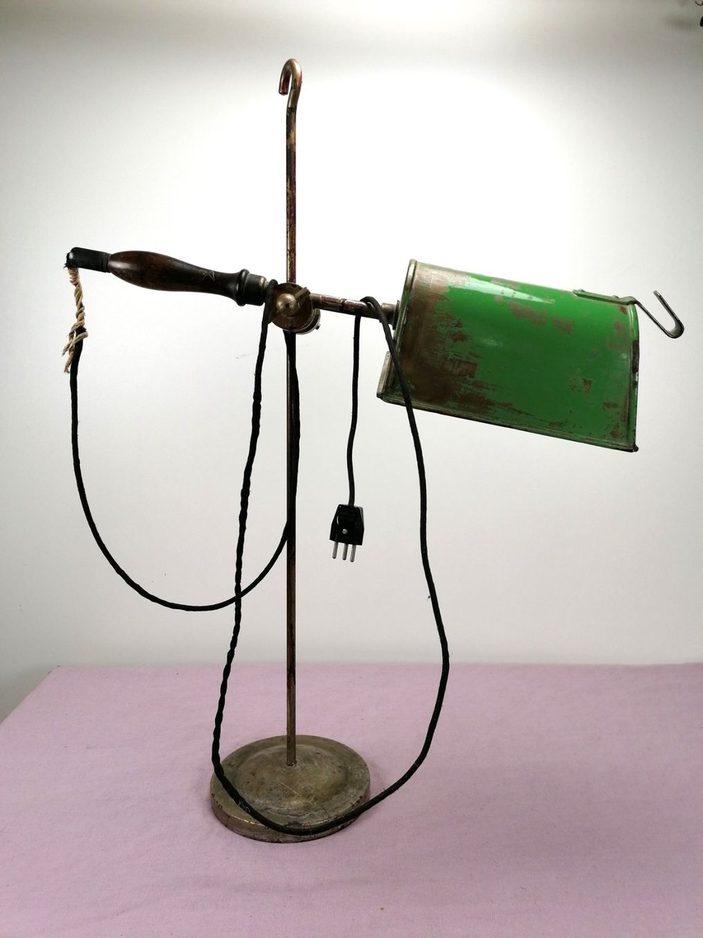 Lampade: Massive antike Industrie-Tischlampe – Usato da Köniz venduto da Brockenreich