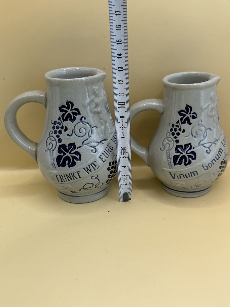 Caraffe: 2 pichets grès bleu décor vigne vintage Allemagne – Usato da Genève venduto da sho_67qj 1