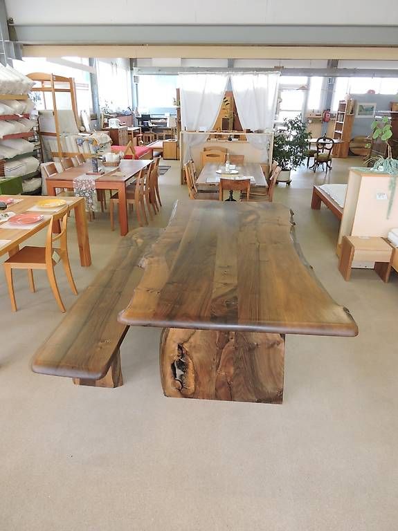 Tische: Baumkanten-Tisch Obelix Nussbaum geölt – Gebraucht aus Jona von Josefdobler 2
