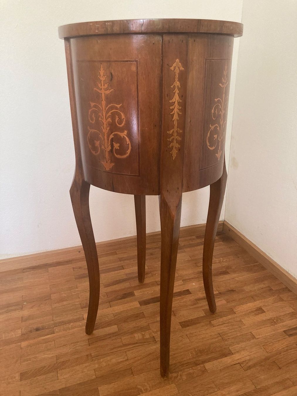 Commodes: Kommode mit eingelegten Ornamenten – D'occasion à Erstfeld par Pfiffholder 1
