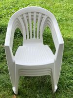 4 Stck. Weisse Gartenstühle mit Armlehnen – stapelbar