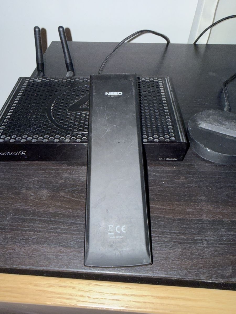 Hub & Switch: Control4 Controller C4-EA1-V2 mit Neeo Remote gebraucht – Usato da Schattdorf venduto da MCcathry 2