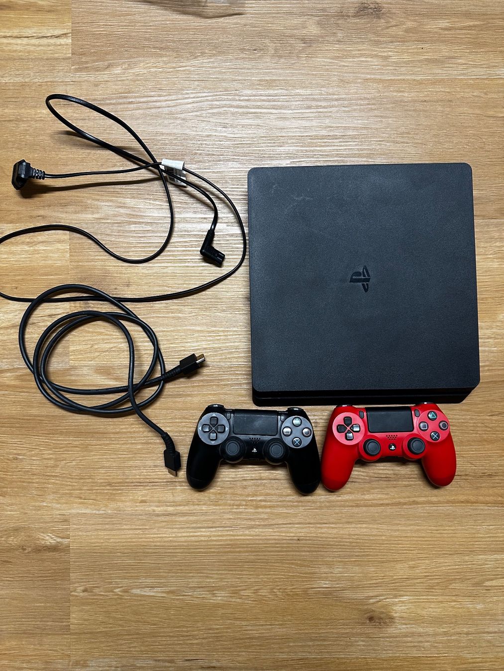 Sony Konsolen: PlayStation 4 Slim mit zwei Controllern – Gebraucht aus Embrach von ale_z5t9