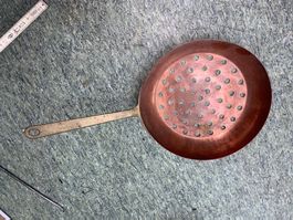 Abseihpfanne aus Kupfer gelocht Marronipfanne 24 cm