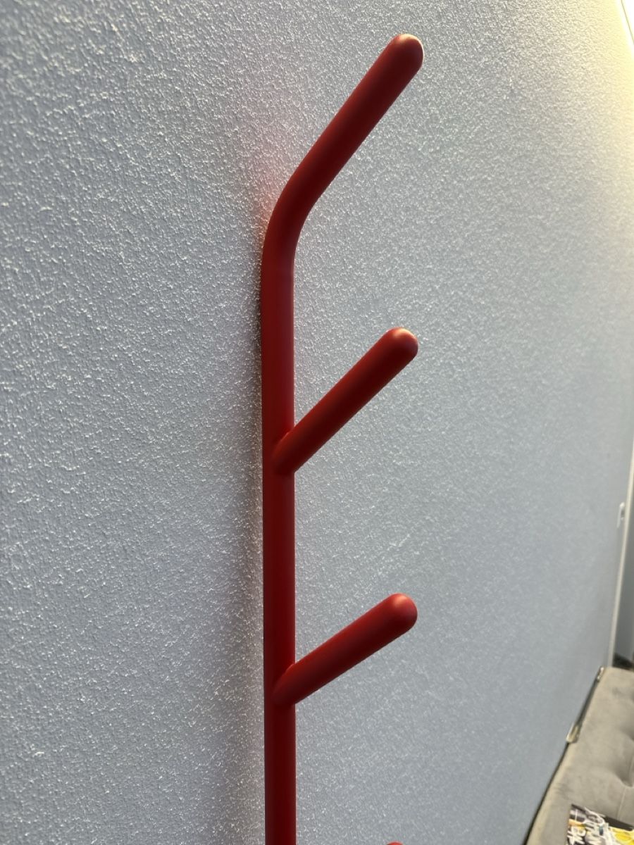 Porte manteau: Coat stand red metal frame  – D'occasion à Zürich par flo_2wkz 1