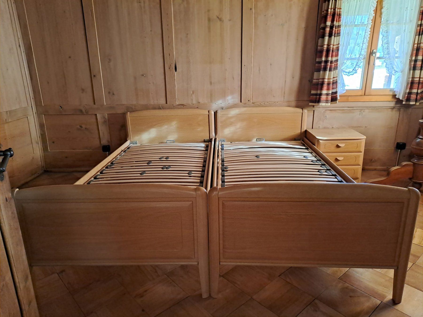 Betten: Zwei Einzelbetten mit Kommode Holz hell gebraucht – Gebraucht aus Giswil von speedy215 1