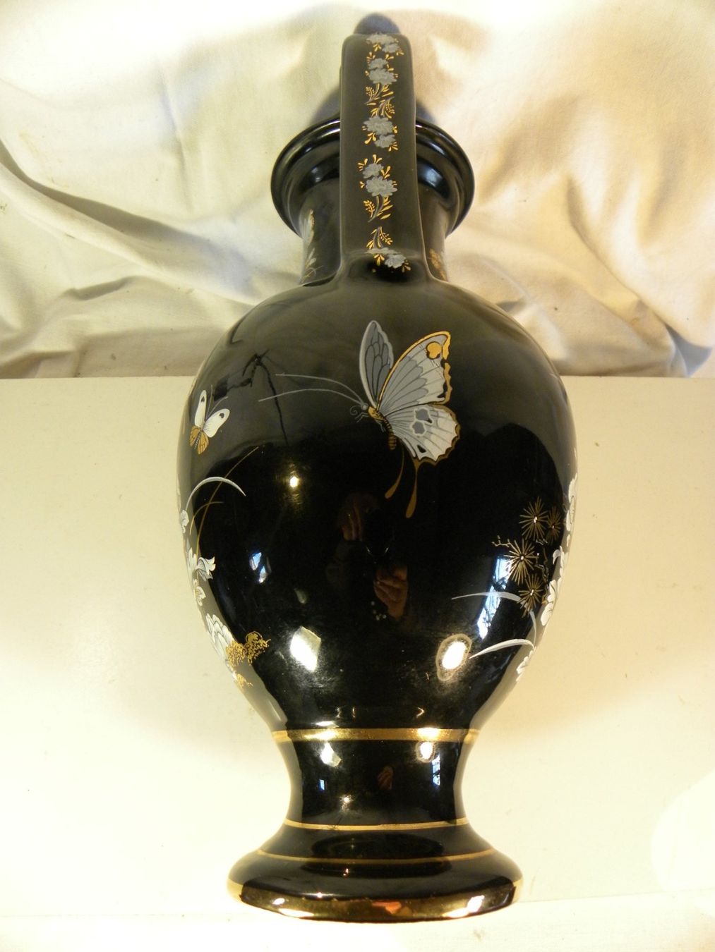 Vasen & Gefässe: Henkelvase mit Blumen-Schmetterling-Dekor – Gebraucht aus Reinach von Cargill 4