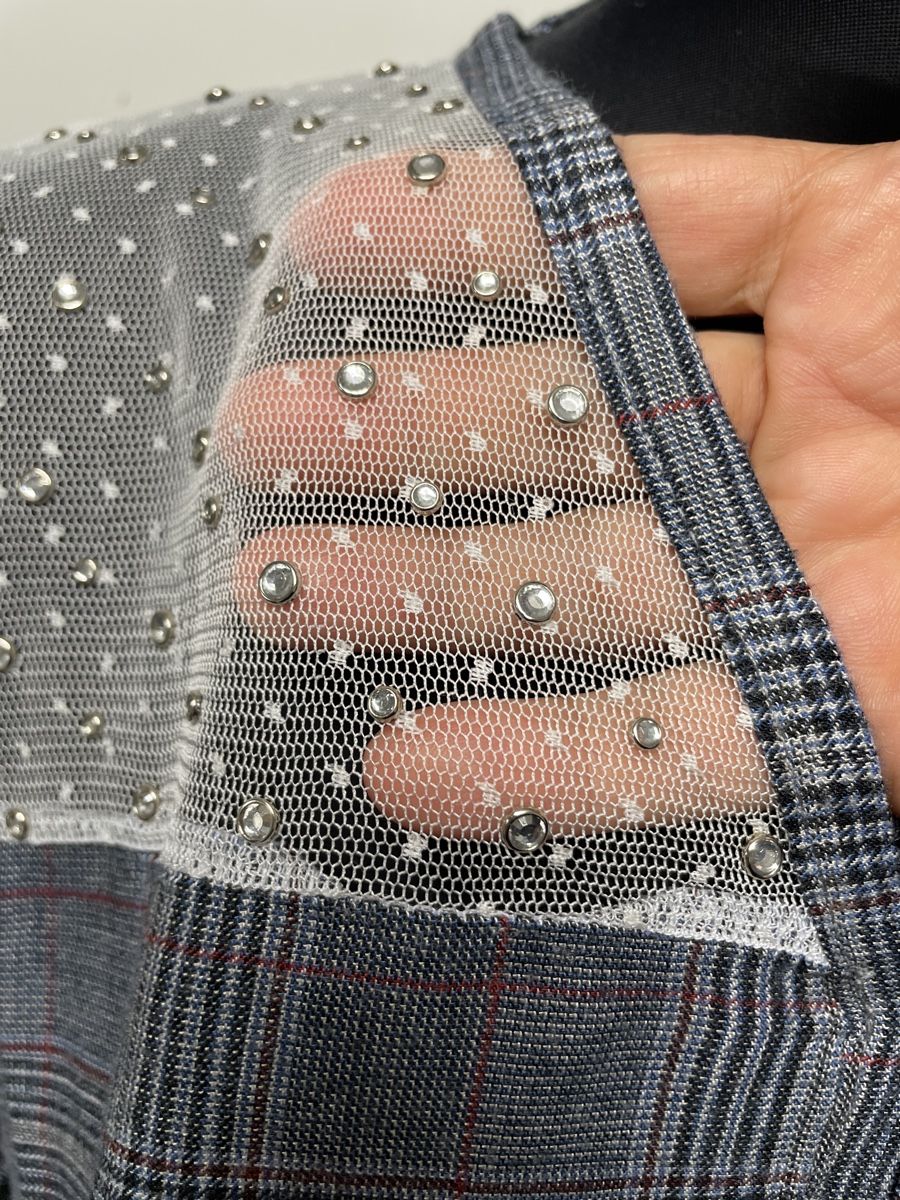 Blusen: Modische Bluse mit Karomuster & Strass-Details – Gebraucht aus Urdorf von Anassor 2