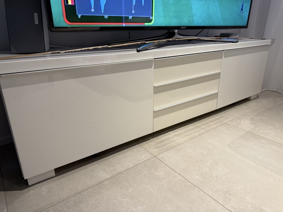 Mobili TV: Sideboard in gutem Zustand, weiss hochglanz – Usato da Lustmühle venduto da mcross 2