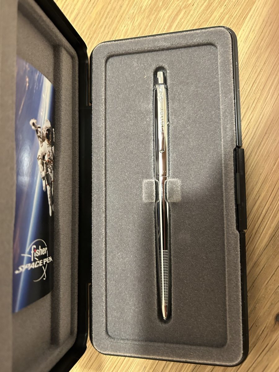 Penna & Evidenziatori: Fischer Space Pen, argenté neuf – Nuovo e nell'imballaggio originale da Lausanne venduto da lav_5rwz 1