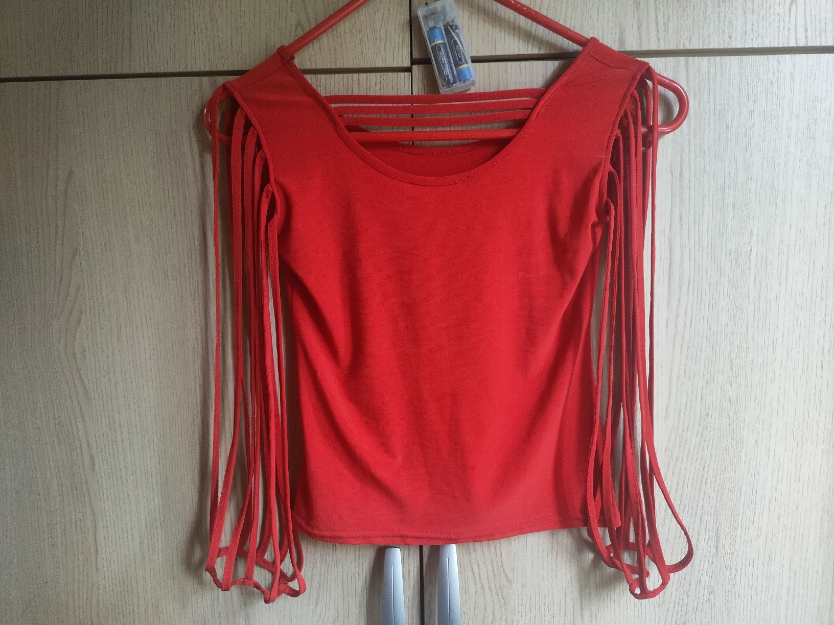 Top: Top rouge avec manches à franges, Taille S – Usato da Lausanne venduto da Cassandra11 2