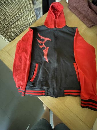  Jacke mit Kapuze Grösse L schwarz/rot