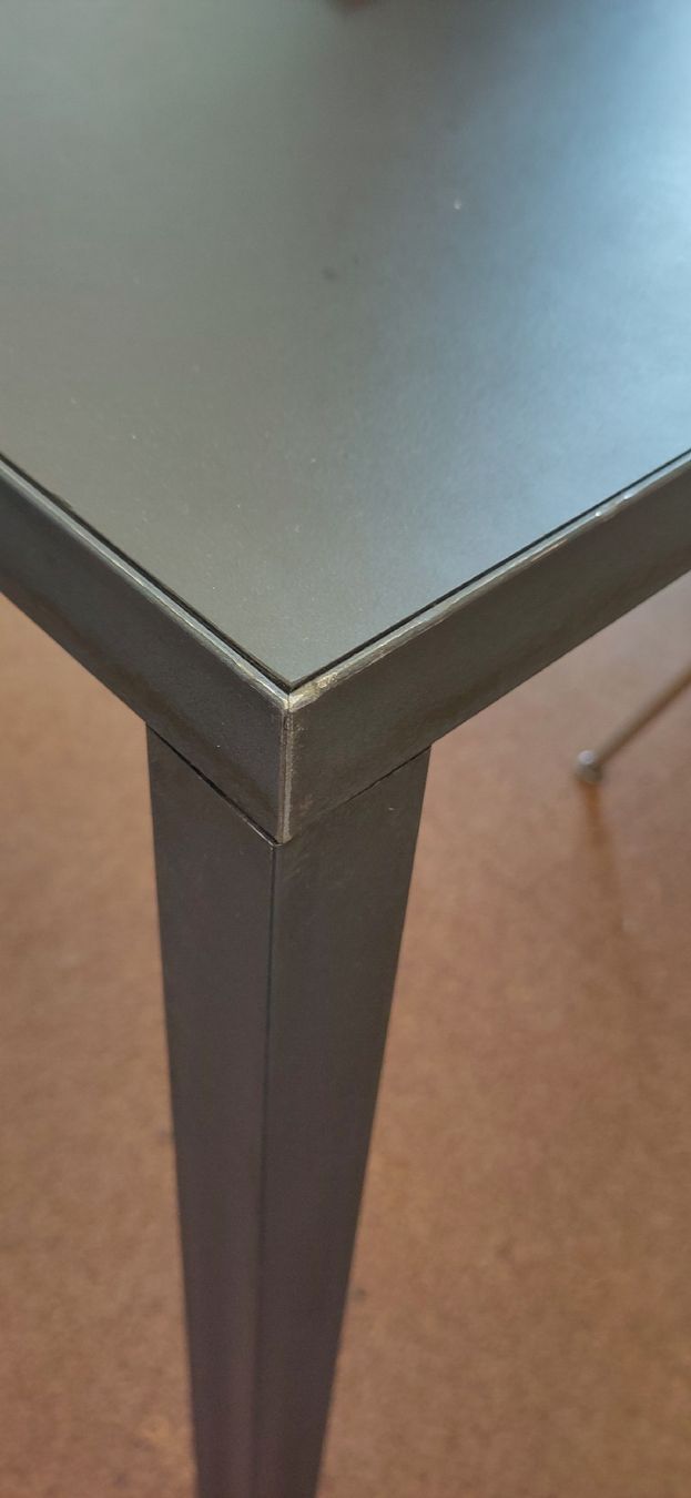 Scrivanie: Design-/Arbeitstisch: Stahlgestell + Linoleum-Deckblatt – Usato da Bern venduto da null-null 2