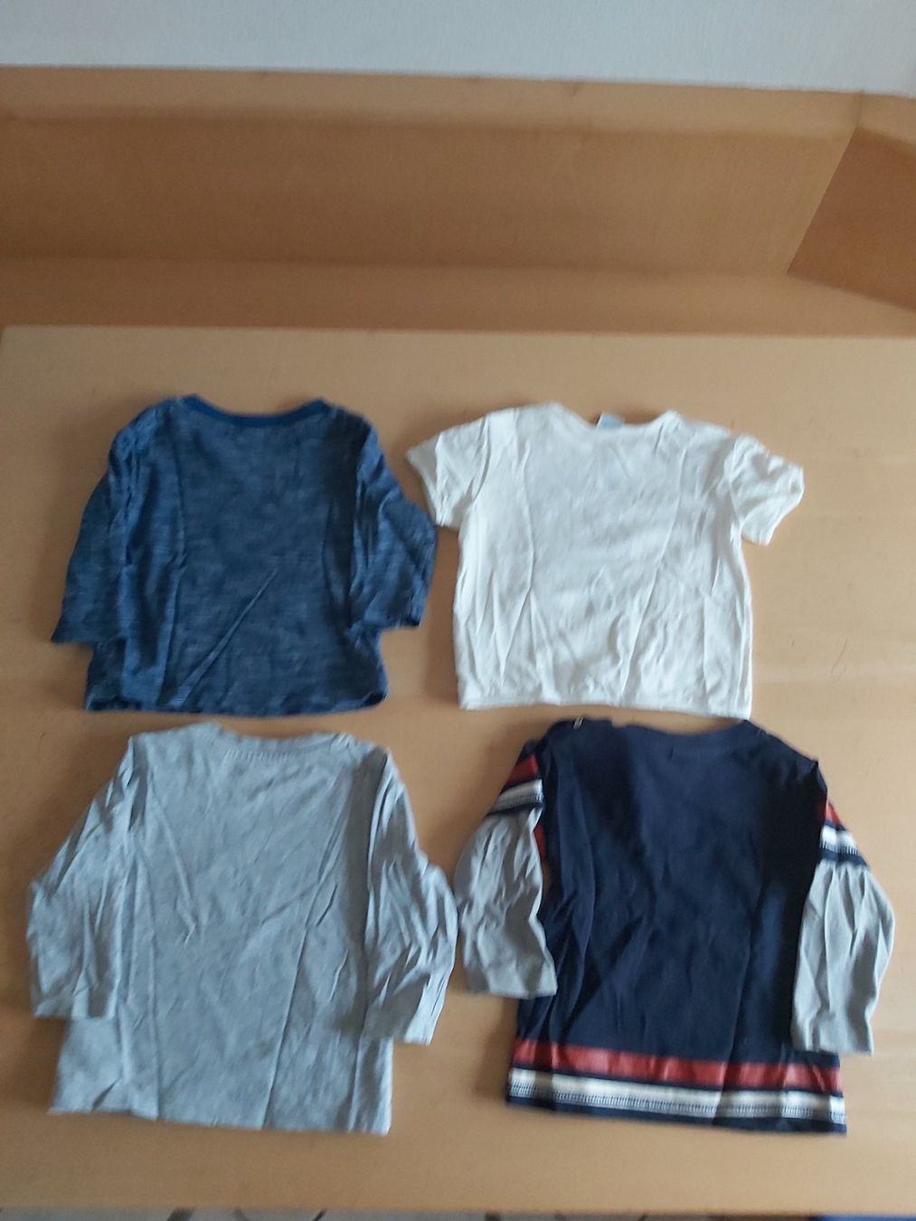 Lotti & Set di vestiti: Pullover & T-shirt junge Gr.74 – Usato da Disentis/Mustér venduto da epa_862v 1