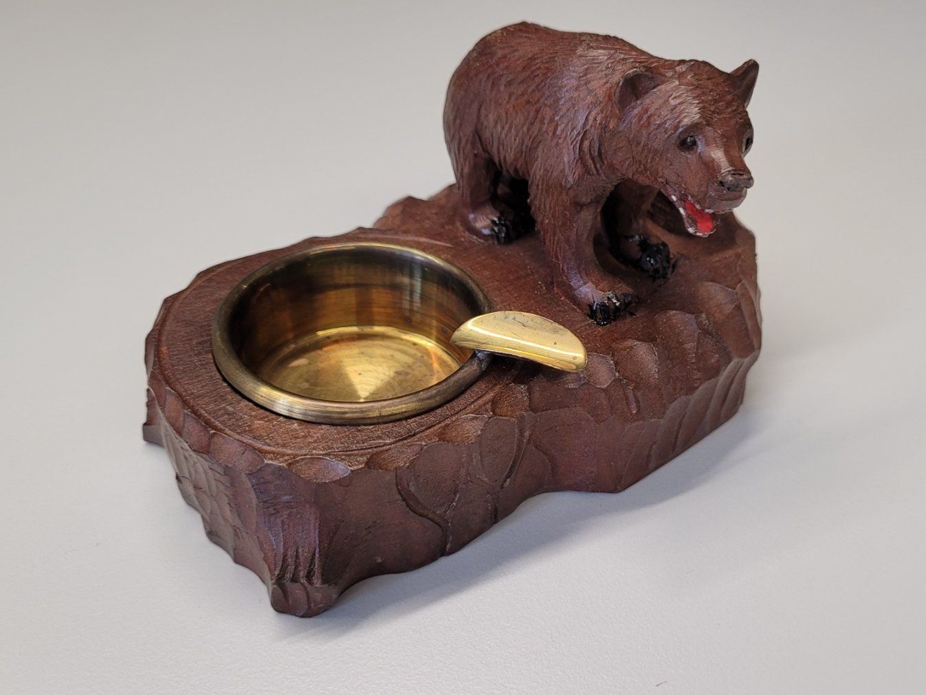 Statuette: Bär, geschnitzt, mit Messingschale – Nuovo (secondo la descrizione) da Brienz BE venduto da P.Edelweiss