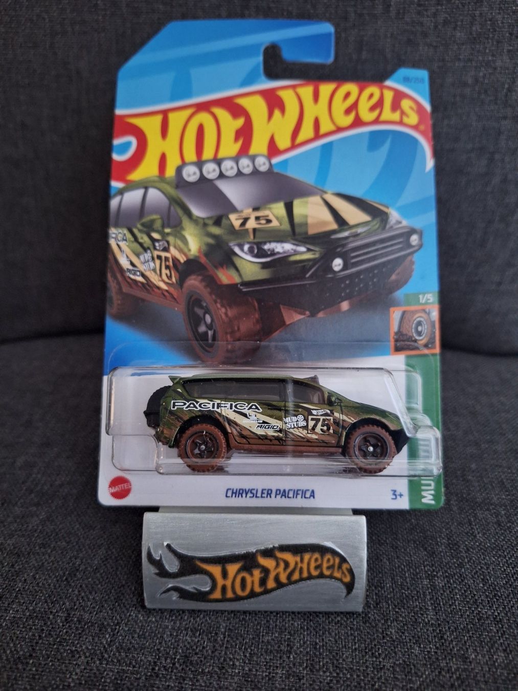 Hot Wheels Modellini d'auto: Hot Wheels Mud Studs 2023 Chrysler Pacifica 1/5 L – Nuovo e nell'imballaggio originale da Adlikon venduto da Mmartin0