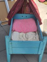 Altes Puppenbettchen aus Holz – Ein echtes Schätzchen!