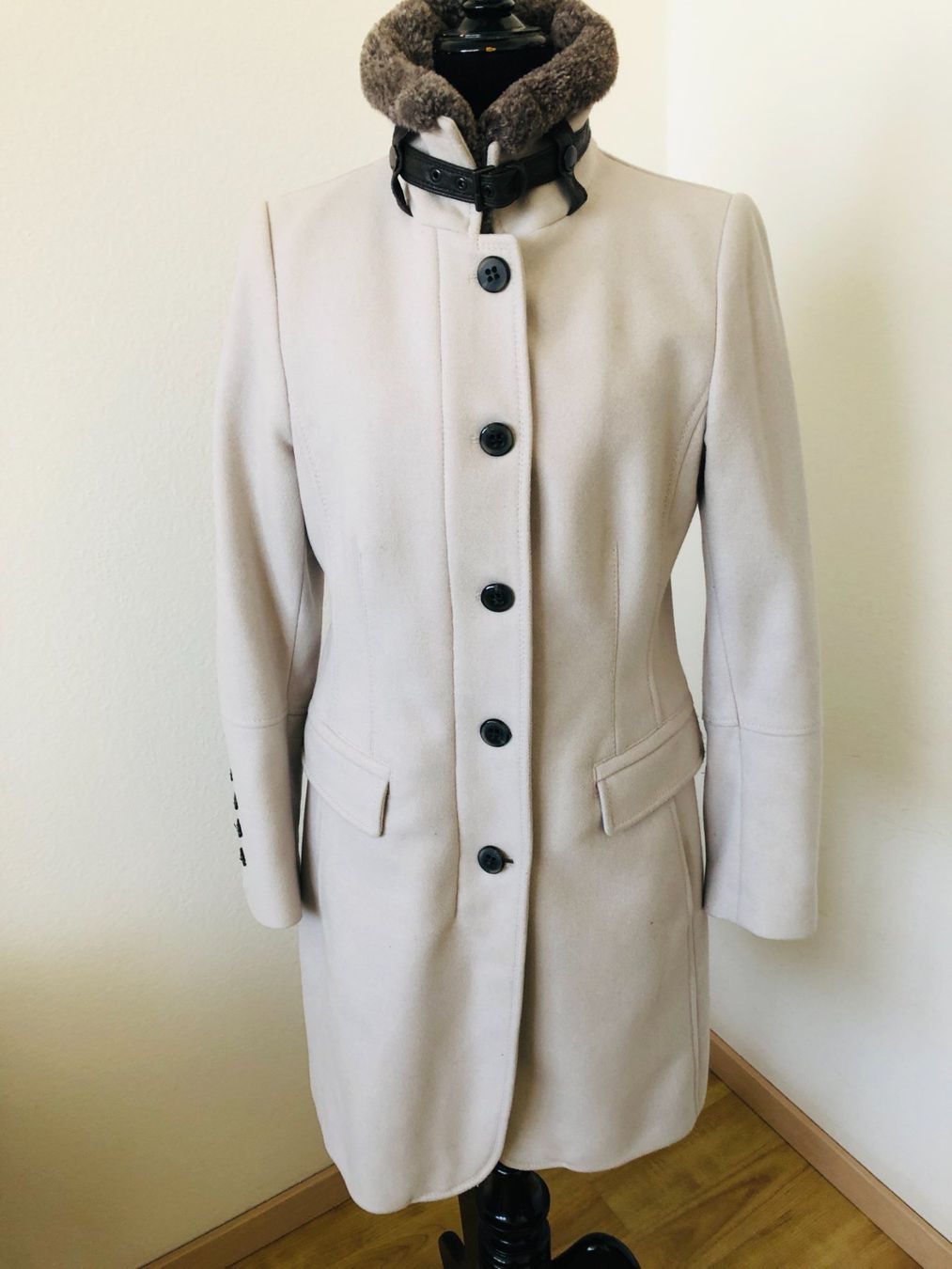 Cinque Mäntel: Schicker Wintermantel beige Gr. 36 Fellkragen – Neu (gemäss Beschreibung) aus Arlesheim von OmnIa55