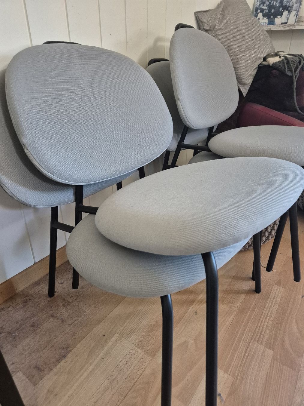 Ikea Poltrone: Set: 4 Stk. moderne Stühle IKEA, hellgrau, Top Zustand – Nuovo (secondo la descrizione) da Worb venduto da Finnziegler