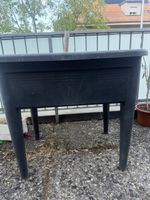 Hochbeet Kunststoff schwarz auf Beinen gebrauchter Zustand