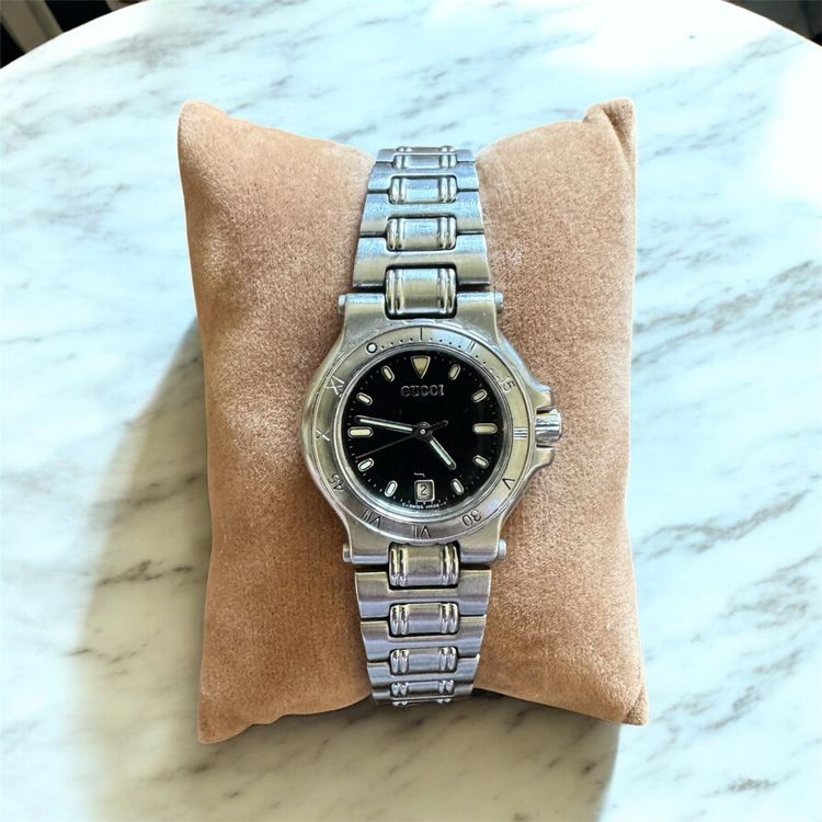 Montre cadran noir homme : élégance et style intemporel