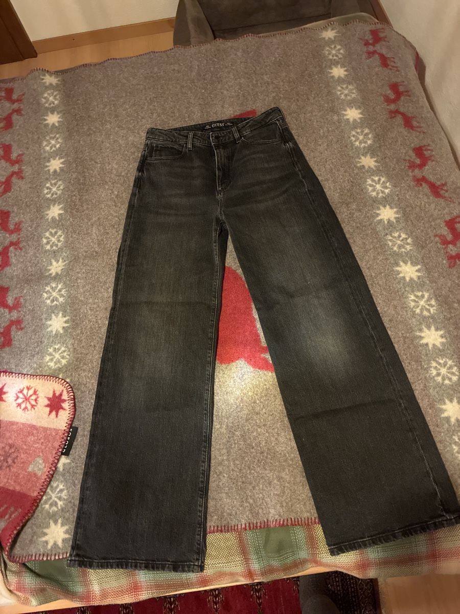Guess Jeans: Guess jeans ✨ – Nuovo (secondo la descrizione) da St-Maurice venduto da cry_tgq8