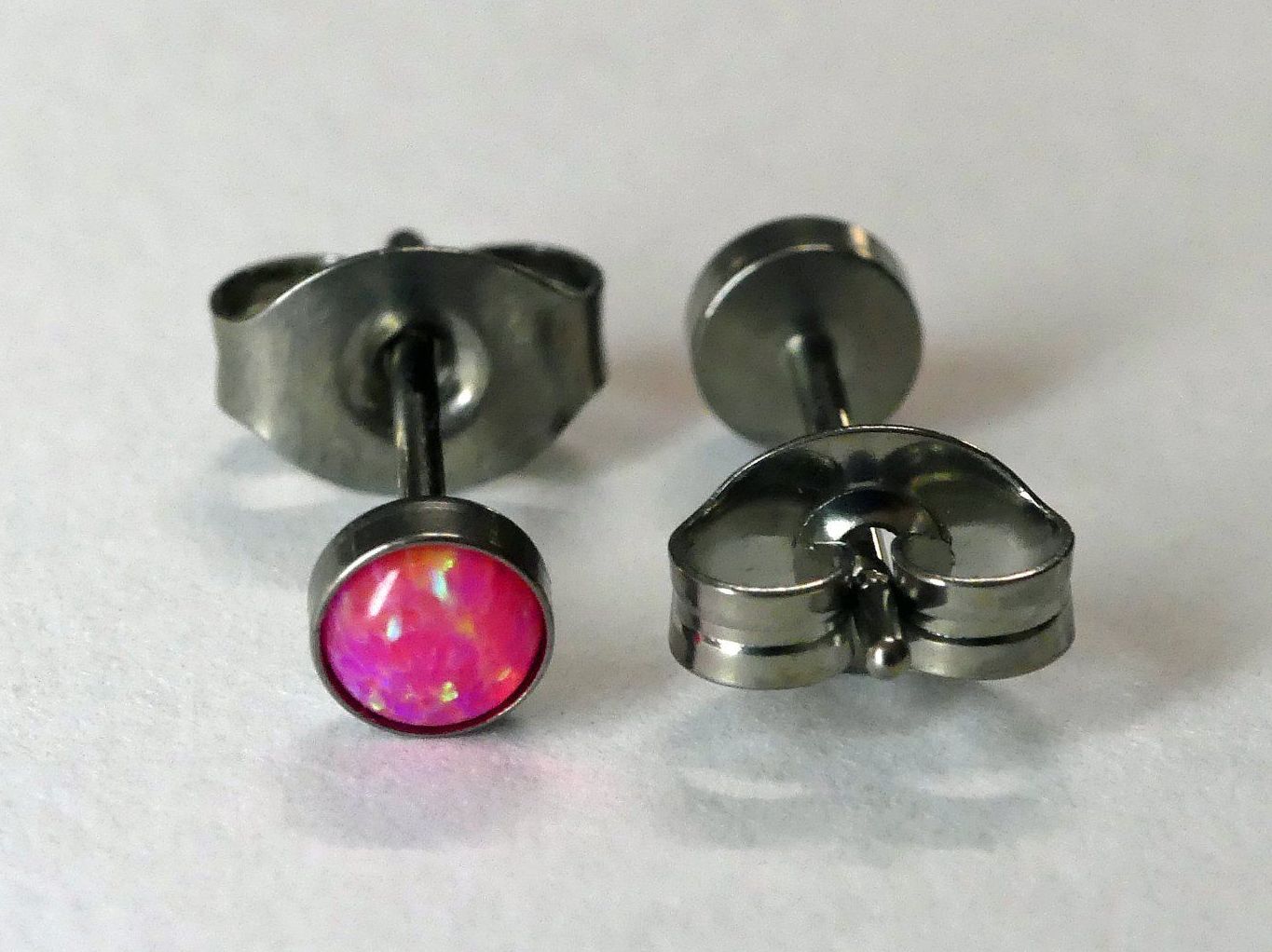 Orecchini pendenti & Orecchini a lobo: Ohrsteker aus Titanium mit Opal – Nuovo e nell'imballaggio originale da Matten b. Interlaken venduto da kero71 1