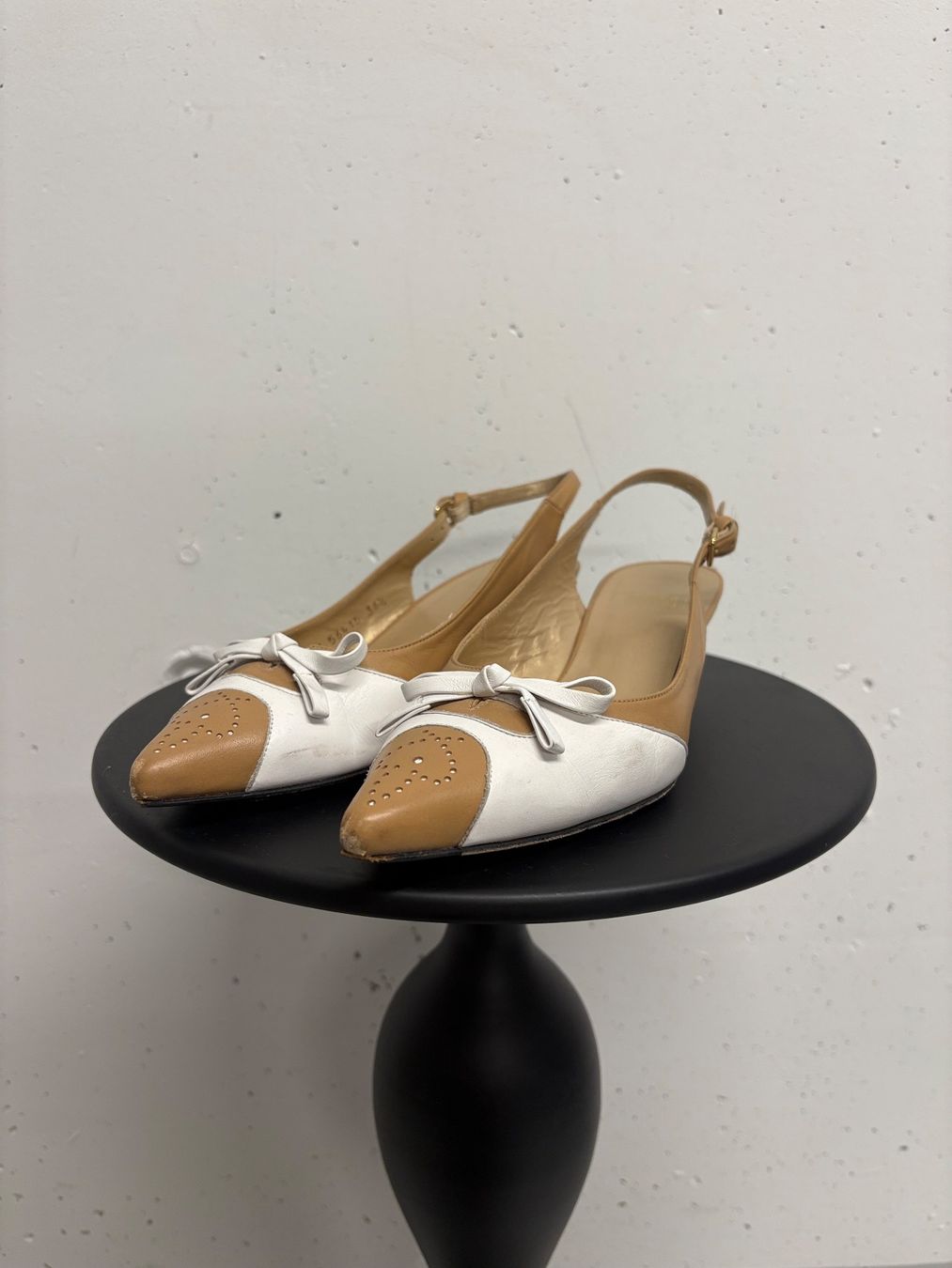Stuart Weitzman Scarpe da donna: Stuart Weitzman Slingpumps beige/weiss spitz Leder 36.5 – Usato da Regensdorf venduto da secondchancefashion 1