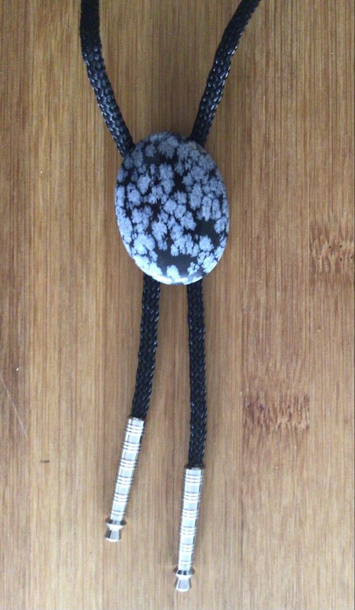 Cravatte: Schneeflocken Obsidian Bolo Tie / Krawatte mit Stein – Nuovo e nell'imballaggio originale da Hüntwangen venduto da Capricancer 1