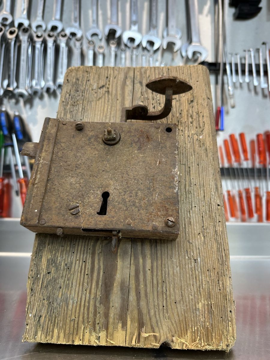 Cadenas: Antikes altes Türschloss mit Holz – D'occasion à Schwende par weesli 3