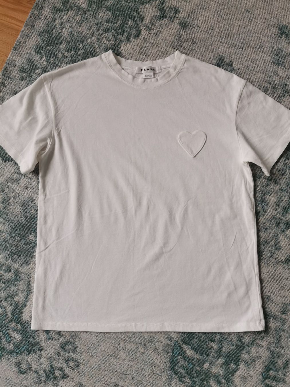 T-shirt: Weißes T-Shirt mit Herz – Nuovo (secondo la descrizione) da Zollikon venduto da Oksana206