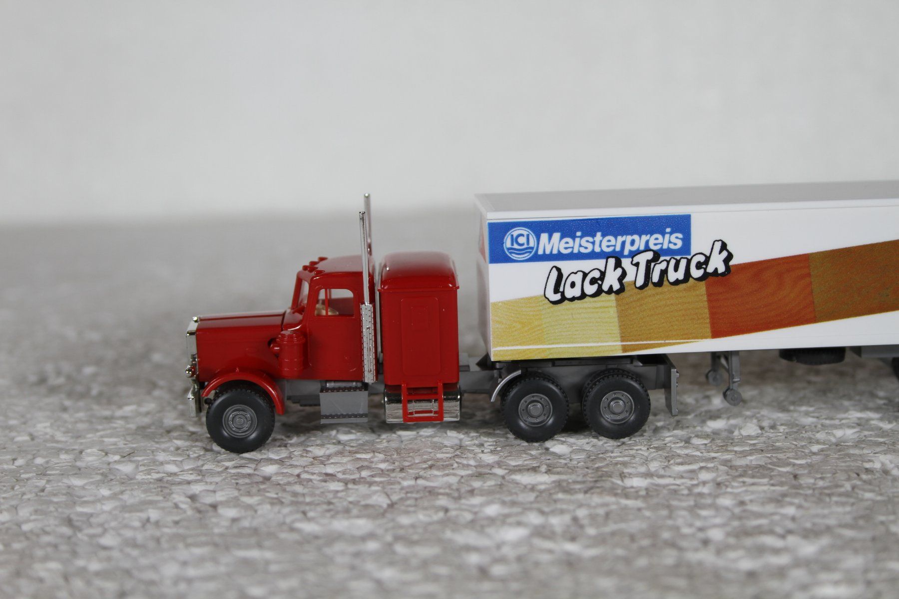 Wiking Modellini d'auto: Wiking Sattelzug Peterbilt mit Chromteilen – Usato da Triesen venduto da gleis8 2