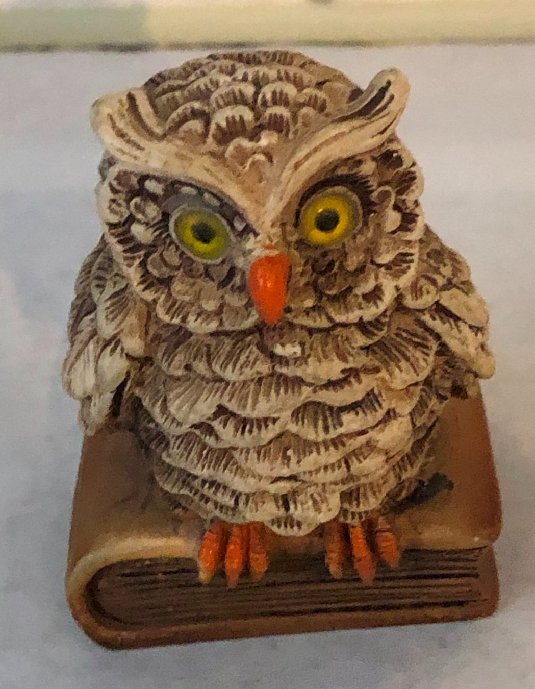 Statuette: Lustige Figur "Eule der Weisheit" auf Buch sitzend – Usato da Gossau/ZH venduto da amazonas66