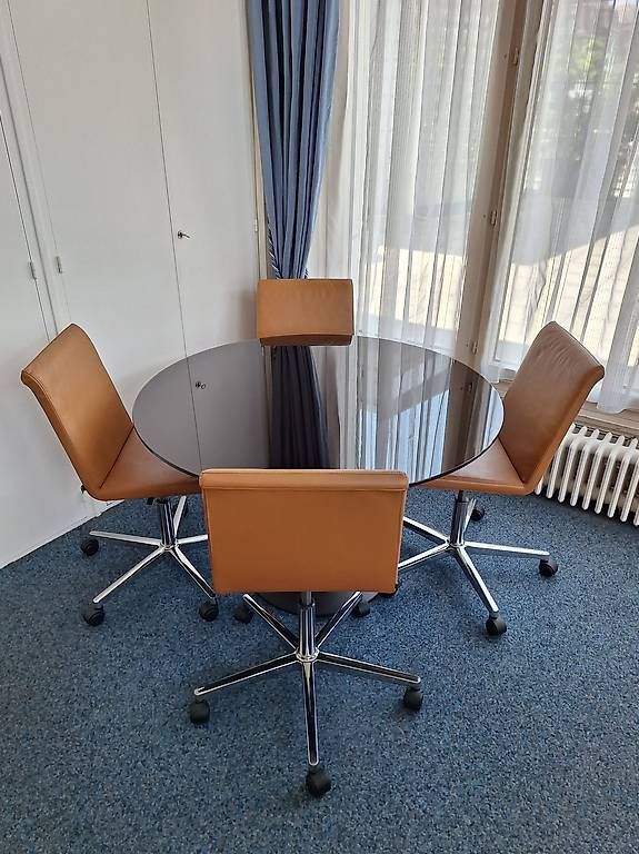 Set di tavolo e panche: Table ronde et ses 4 chaises de bureau/ conférence – Usato da lausanne venduto da andre_rcht