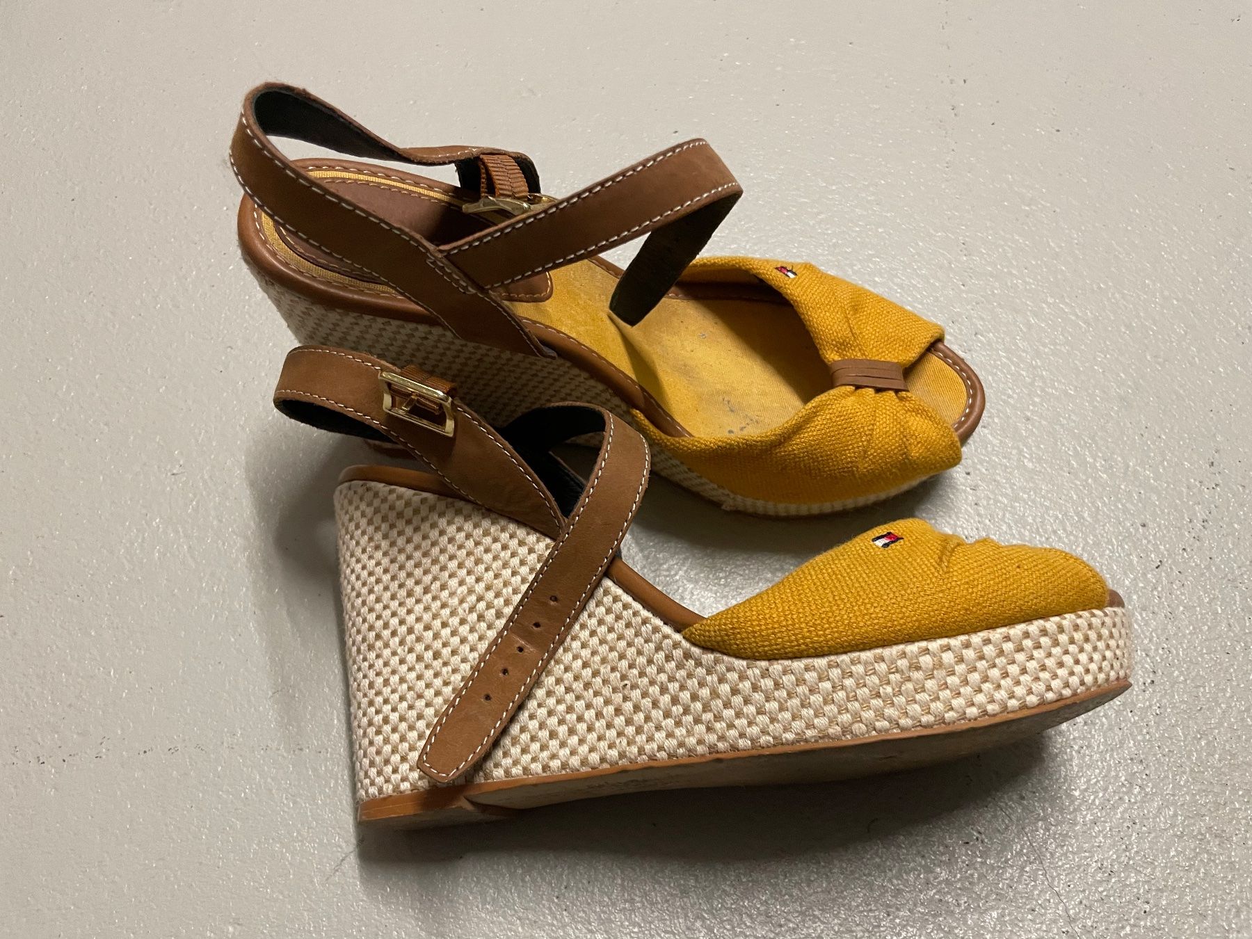 Tommy Hilfiger Damenschuhe: Keilsandaletten Tommy Hilfiger – Gebraucht aus Wallisellen von Rally68 1