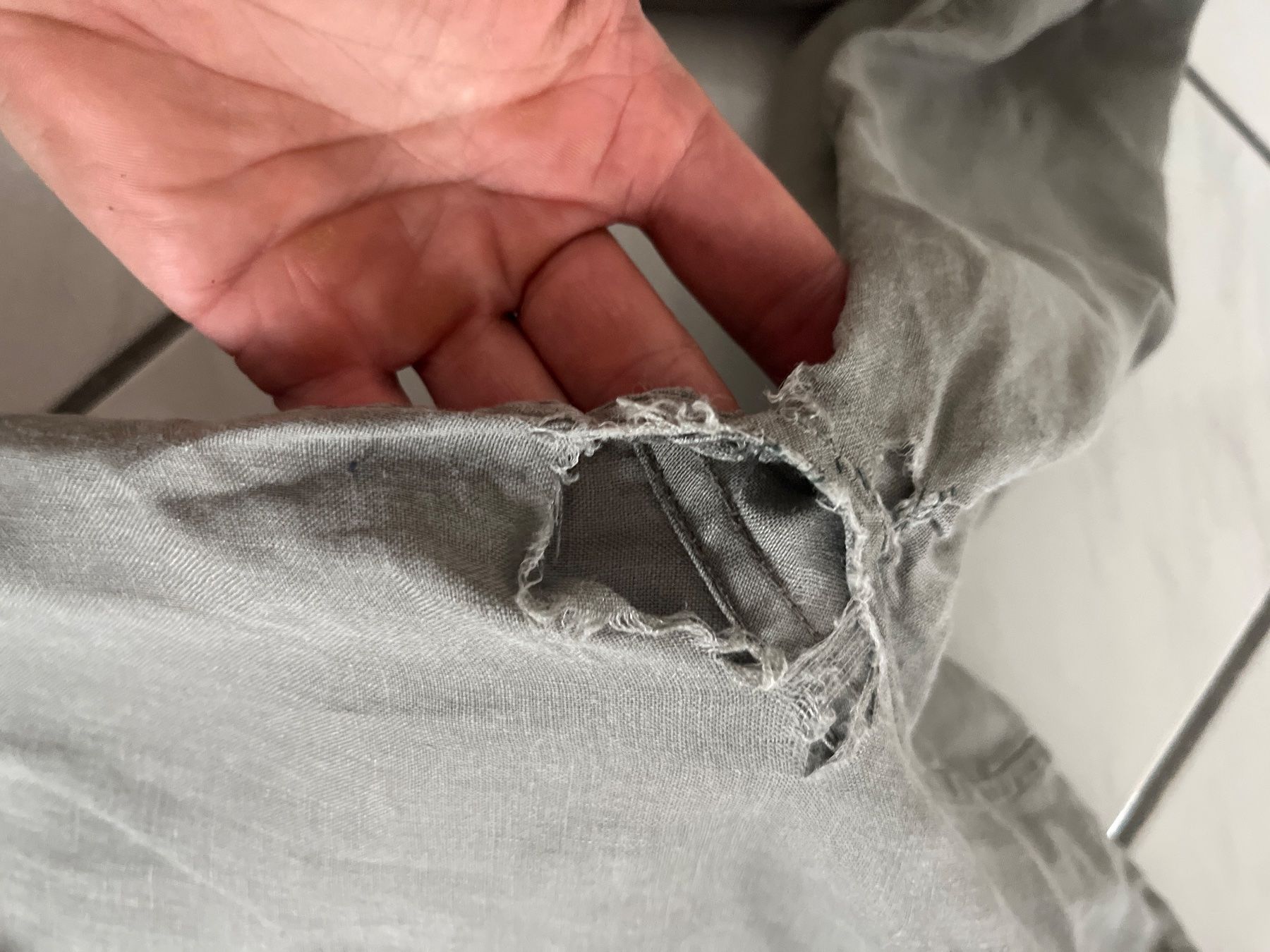 T-shirt: Herren Hemd Grösse L – Difettoso da Chiasso venduto da AzenYa 1