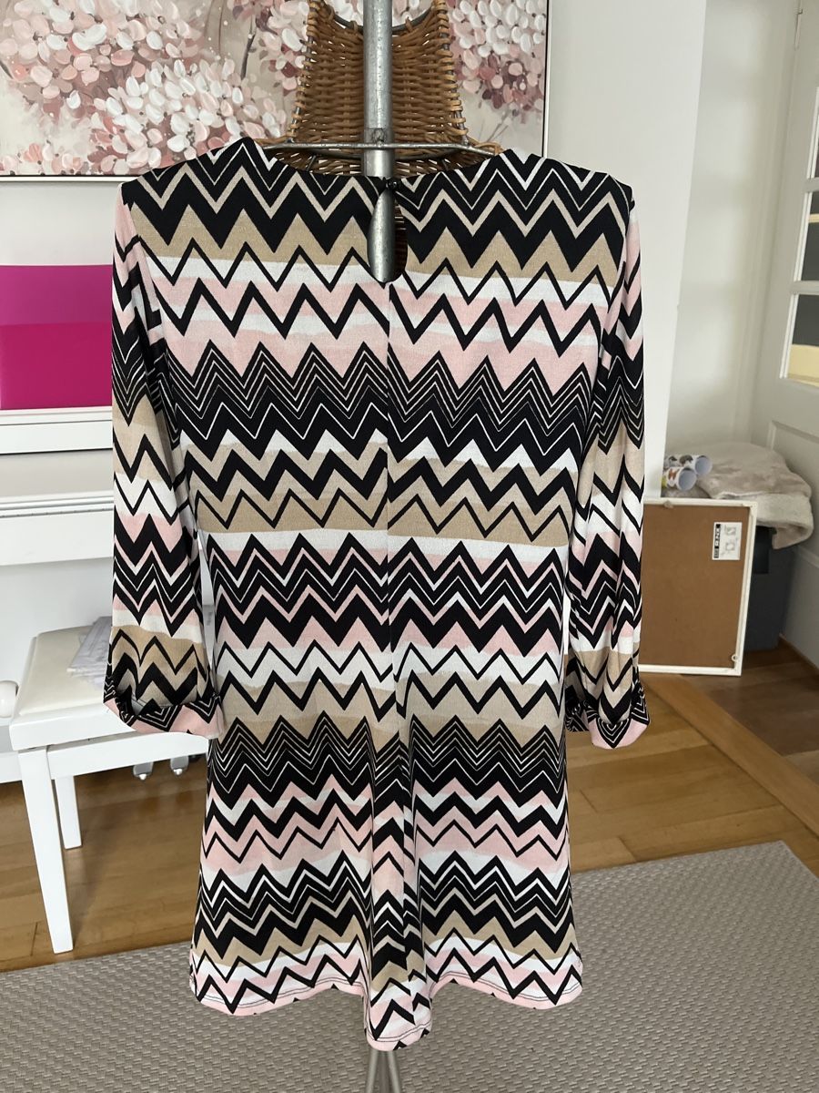 Vestiti: Kleid mit Zickzack-Muster, Grösse M, neu – Usato da Solothurn venduto da Bobesch08 4