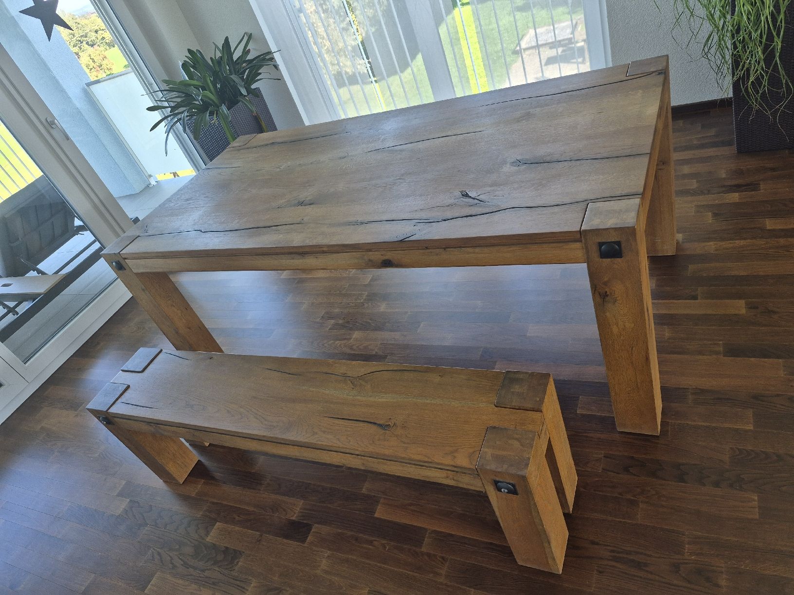 Set de table et chaises: Esstisch mit Bank Eiche massiv rustikal 200x100x77  – D'occasion à Bichwil par Picard