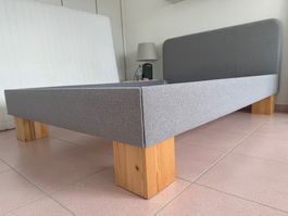 graues Bett von Pfister
