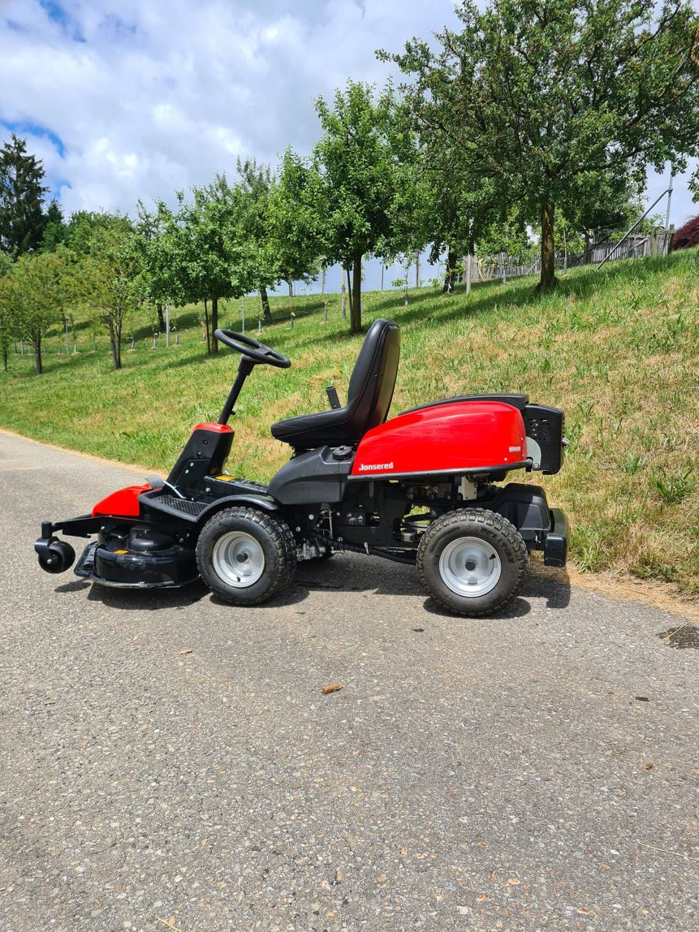 Jonsered Rasenmäher: Rasentraktor Jonsered Rider FR2216 FA2 4x4 – Gebraucht aus Grünenmatt von holzskulptur 1