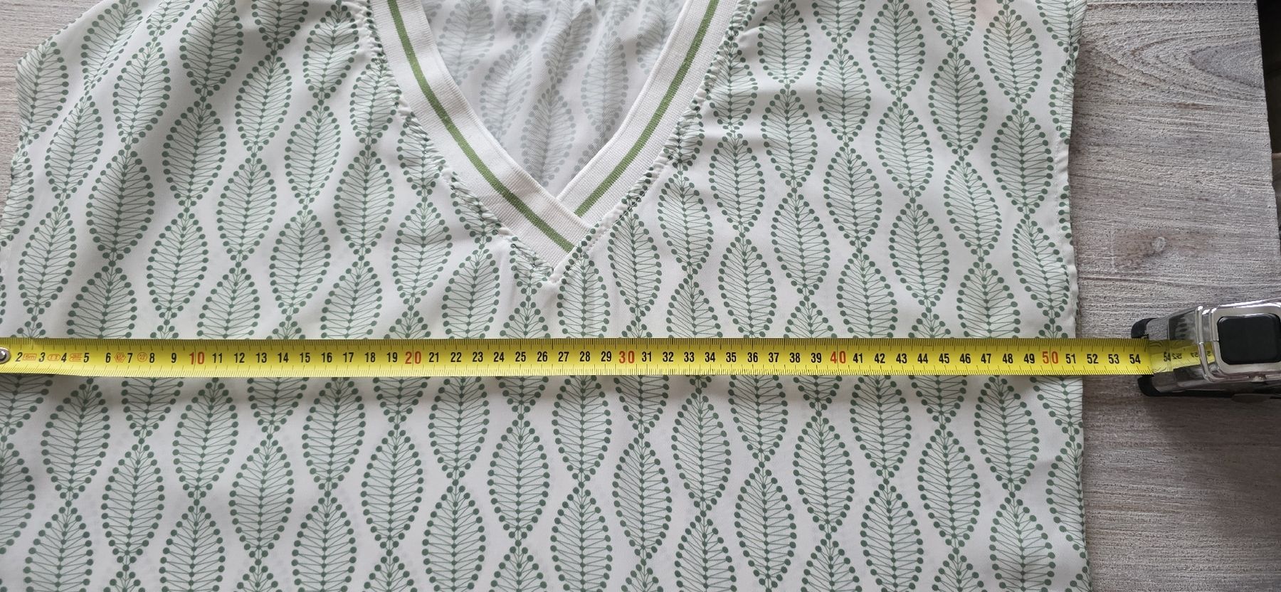 T-shirt: Tshirt Col V Blanc et Vert – Usato da Yverdon-les-Bains venduto da van_dq65 7