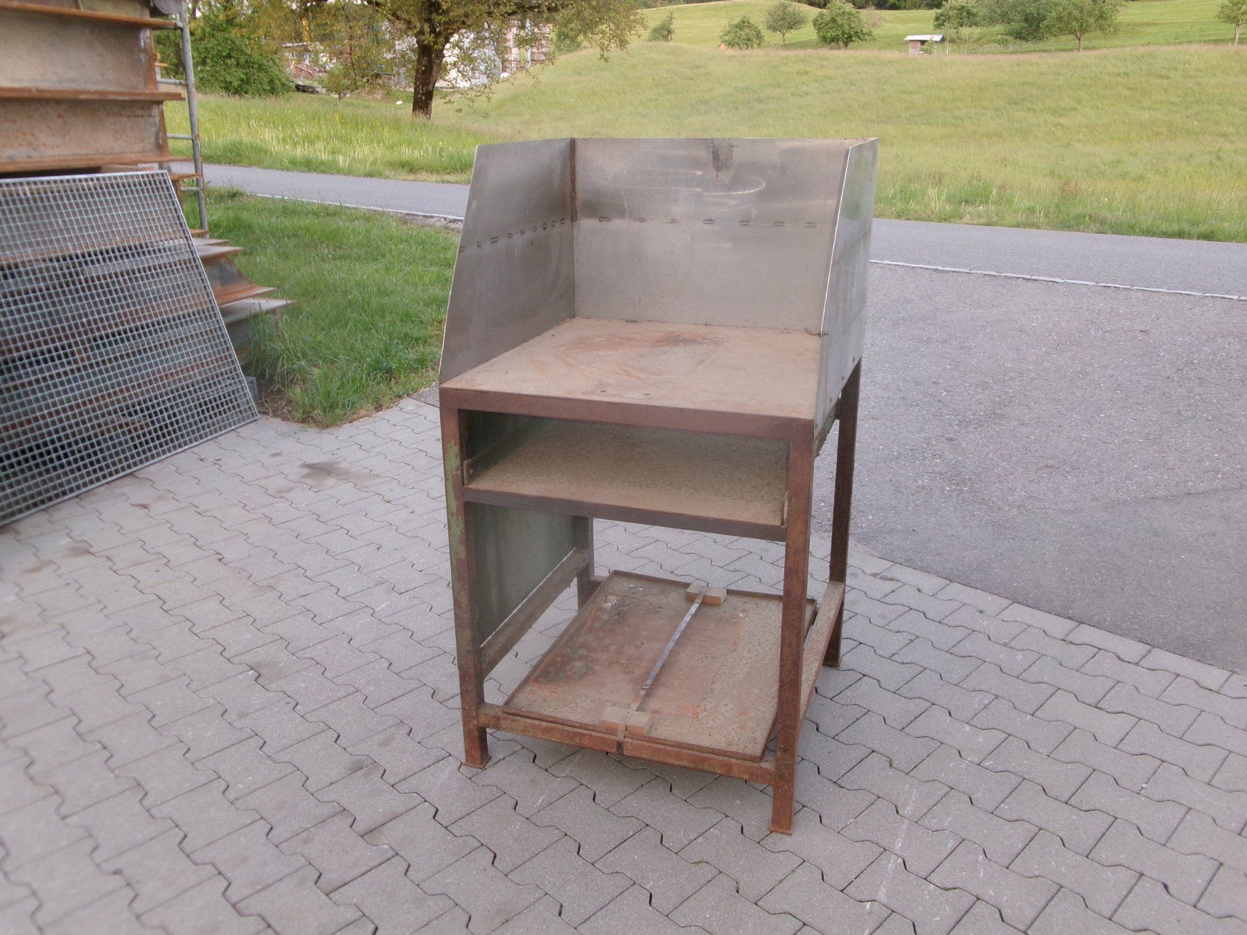 Banchi da lavoro: Metallgestell / Tisch / – Usato da Eschenbach SG venduto da GM-29